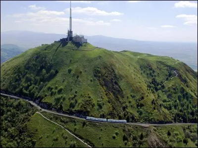 Le Puy de Dôme domine la ville de Clermont-Ferrand du haut de ses...