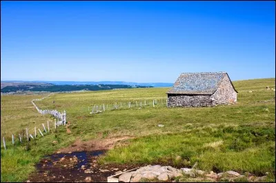 Quel est ce coin de terre fabuleux, fait de pierre, d'eau, de pâturages à la croisée du Cantal, de la Lozère et de l'Aveyron ?