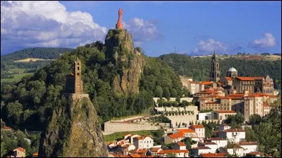 Au Puy-en-Velay deux rochers se font face. Sur le dyke d'Aiguilhe, la chapelle Saint-Michel. Sur le rocher Corneille la statue de Notre-Dame de France. Combien de marches doit-on gravir pour accéder dans son cou ?