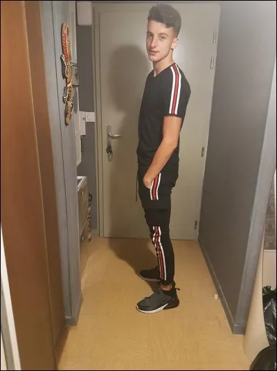 Quelle est la marque du pantalon de ce garçon ?