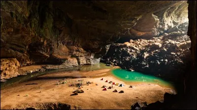Cette gigantesque grotte, la plus grande du monde avec ses 9 kilom&egrave;tres de long et des galeries de 200 m&egrave;tres de haut, n'a &eacute;t&eacute; d&eacute;couverte qu'en 1991. O&ugrave; est-elle ?
