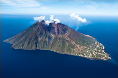 Quel est le volcan le plus actif d'Europe ?