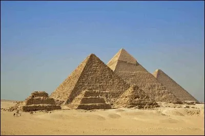 Les pyramides ont &eacute;t&eacute; construites sur la rive Est du Nil.