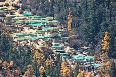 Ce sont des bassins naturels en calcaire cr&eacute;&eacute;s par la nature. O&ugrave; leur eau turquoise descend-elle de la montagne ?