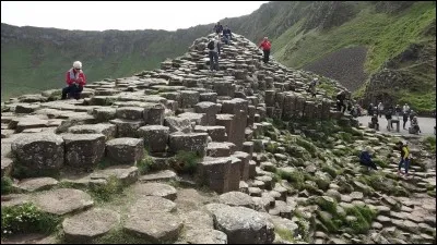 La chauss&eacute;e des g&eacute;ants est une formation volcanique de 40 000 colonnes de diff&eacute;rentes hauteurs. Les plus grandes font 12 m&egrave;tres. O&ugrave; se situe cette chauss&eacute;e ?