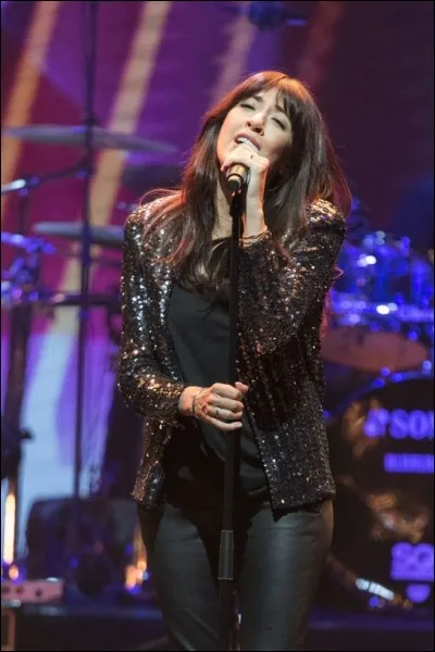 Nolwenn Leroy est multi-instrumentiste. Elle joue notamment de la harpe celtique, du piano, du tin whistle, de la guitare, mais aussi...