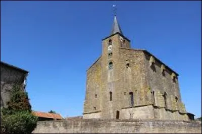 Nous sommes devant l'église fortifiée de Saint-Pierrevillers. Village du Grand-Est, dans l'arrondissement de Verdun, il se situe dans le département ...