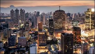 Avec quel pays l'Angola faisait-elle partie des trois principales régions de départ du commerce triangulaire qui emmenait des esclaves vers l'Amérique ?