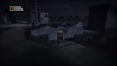 Trois minutes sont passées depuis l'atterrissage.
Avant de prendre le pont de Bénouville, il leur faut neutraliser le blockhaus sur la rive est du canal.
C'est là que se trouve le dispositif de mise à feu des explosifs posés par les Allemands afin de détruire le pont.
Comment les Alliés ont-ils éliminé les Allemands qui se trouvaient dans le blockhaus ?