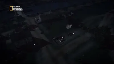 Pendant ce temps au pont de Bénouville, profitant de la confusion chez les Allemands, la section du troisième planeur franchit le pont pour aller renforcer les positions britanniques sur la rive ouest.
Bill Gray prend position dans la fosse d'un canon abandonné par les Allemands à moins d'une centaine de mètres à l'ouest.
Pour l'instant, que se passe-t-il ?