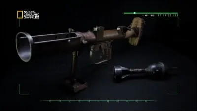 Après plusieurs heures de calme, les soldats postés à Bénouville entendent le bruit d'un blindé allemand qui arrive sur leur position.
En se mettant en embuscade des deux côtés de la route, les Britanniques attendent l'arrivée du blindé allemand.
La seule arme anti-char dont ils disposent est un PIAT qu'ils détestent car seulement...