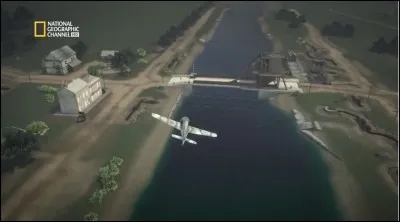 À 10h00, les Allemands changent de tactique : au lieu de capturer le pont, ils veulent le détruire avec une bombe de 200 kg attachée à un chasseur bombardier.
Heureusement...