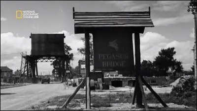 Au final, l'opération Deadstick aura été menée à bien en seulement 10 minutes.
Pourquoi le pont de Bénouville a-t-il été renommé "Pégasus Bridge" et celui de Ranville "Horsa Bridge" ?