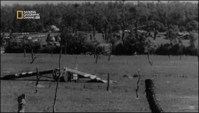 Qu'est-ce qu'avaient mis les Allemands dans les champs pour que les planeurs soient détruits à l'atterrissage ?