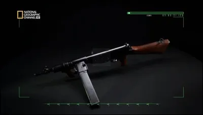 Les soldats britanniques ont avec eux une mitraillette Sten, des grenades par soldats et un lance-roquettes rudimentaire PIAT pour toute la compagnie.
Quel était le surnom de la mitraillette Sten ?