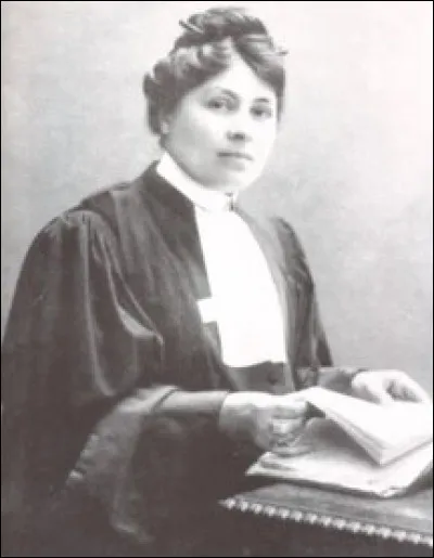 Cette femme, née en 1862, a été, en 1901, la première avocate à plaider. Il s'agit de :