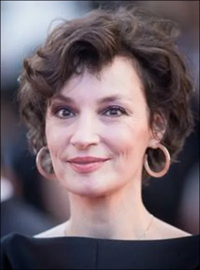 Actrice et chanteuse née en 1968, elle a reçu le César de la meilleure actrice en 2018, pour son rôle dans Barbara. Il s'agit de :
