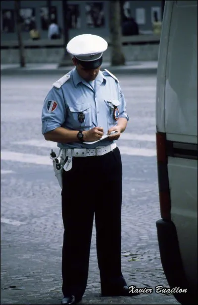 Il doit payer son ____.