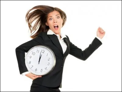 Elle est _____ arriver à 8 heures.