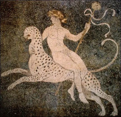 Qui a aidé celui ayant subi de la colère de la mère du dieu de la question précédente alors qu'il devait attraper une biche courant aussi vite que lui ?