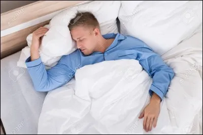 Quel membre se caresse avec ses propres mains quand il dort ?