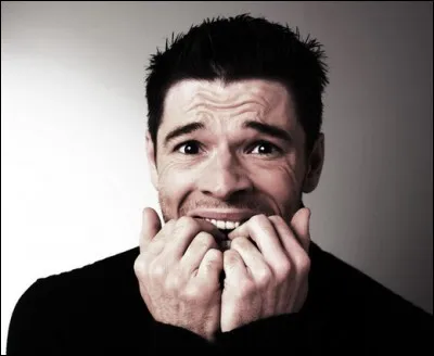 Qui est toujours libre, heureux, souriant, mais le plus trouillard ?