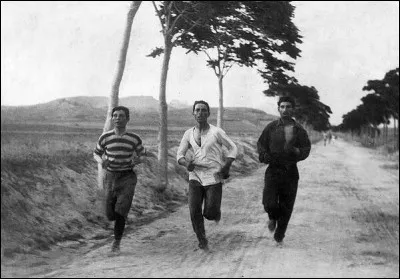 Photo du premier marathon pour les Jeux d'Athènes, prise en 1896 : 17 coureurs parmi lesquels plusieurs Grecs ont pris le départ. Ces derniers couraient pour l'honneur, et de nombreux prix leur avaient été promis. Le troisième à l'arrivée a été disqualifié pour avoir fait de la charrette.
Les Grecs attendaient un héros, ce fut Spiridon Louys, un ancien berger et soldat, qui la gagna :