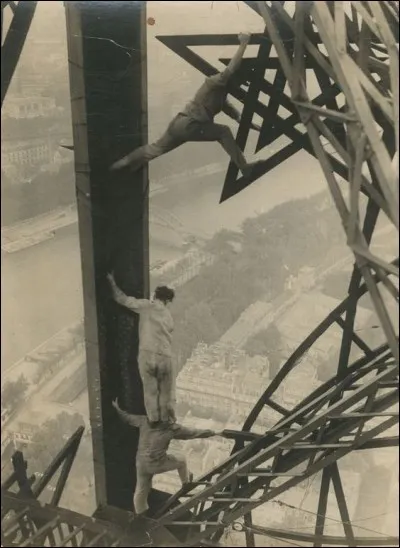 Sa construction a engendré 370 décès. Combien d'accidents eurent lieu suite à des gestes téméraires comme l'on voit ici ? En 1887, un journaliste a décrit sa visite : une épaisse fumée de goudron et de houille, un bruit de fer sous le marteau, à chaque coup des étincelles partaient des hommes noirs, ils avaient l'air de faucher des éclairs. 
Lors de quel chantier se firent ces exploits ?