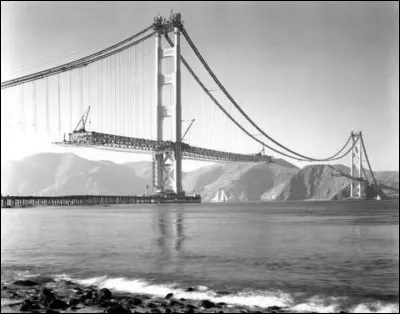 Ce magnifique pont enjambe le détroit qui sépare la baie où est réfugiée cette ville de l'océan Pacifique. 
On en imagine aisément les répercussions. 
En 1937, c'était le plus long pont suspendu du monde avec 1 280 m entre ses 2 tours et 1 970 m de long en tout, des tours hautes de 230 m et environ 3 fois le tour du monde en câbles. 
Quel est le nom de ce chef-d'uvre du XXe siècle ?