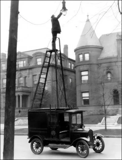 J'ai pensé à un montage pour le cinéma muet. Mais son échelle a l'air ancrée et réglée à des points fixés. Ce n'est pas tout-à-fait aussi instable que cela en a l'apparence à première vue.
Quelle est donc la fonction de cet homme ?