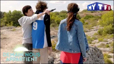 De quelle intrigue s'agit-il ?
La professeure de mathématiques, Audrey Beltram, du lycée Paul Valéry est retrouvée morte tandis qu'un jeu de défis met en danger les adolescents de l'établissement.