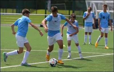 Combien y a-t-il d'enfants habill&eacute;s en bleu sur cette image ?