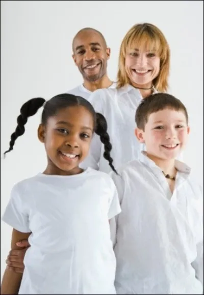 Combien y a-t-il de personnes portant du blanc sur cette image ?