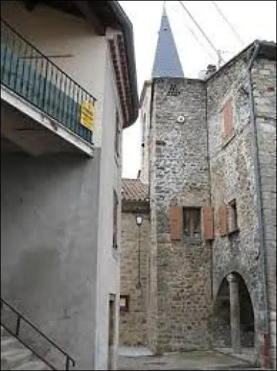 Nous flânons dans les rues d'Uzer. Village Ardéchois, il se situe dans l'ancienne région ...