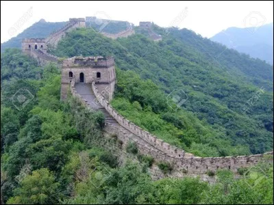 On peut quitter la Grande Muraille de Chine en glissant sur un toboggan g&eacute;ant.
