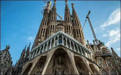 Depuis quelle année la Sagrada Familia à Barcelone est-elle en construction ?