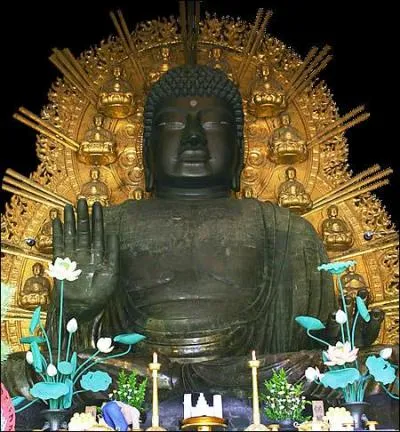 Cette norme statue de bronze, reprsentant Bouddha, se trouve dans le temple de Nara au Japon.