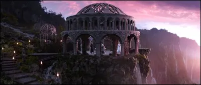 Qui est l'elfe accueillant la compagnie de Thorin &Eacute;cu-de-Ch&ecirc;ne &agrave; Fondcombe ?