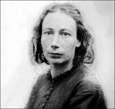 Pendant la Commune de Paris, quelle militante anarchiste surnommait-on la Vierge rouge ?