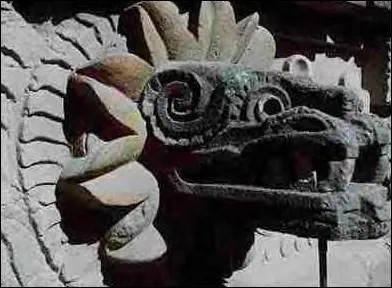 Voici une statue du dieu aztque Quetzalpeyotl.