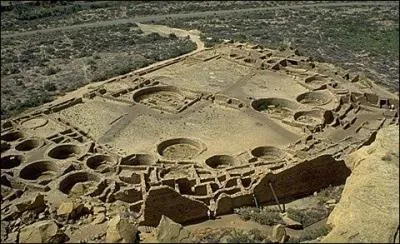 Le village anasazi de Pueblo Bonito se trouve ...
