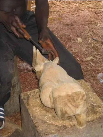 Les scultpeurs africains sont toujours des hommes.
