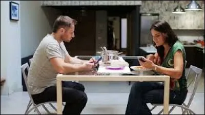 Il est 20 h, tu es fatigué, tu rentres du boulot. Soudain, tu vois ta copine qui dîne avec son collègue de travail ! Comment réagis-tu ?
