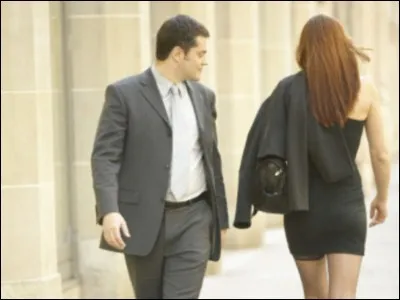 Tu remarques que le collègue de travail de ta copine l'a sifflée car elle a mis une robe. Comment réagis-tu ?