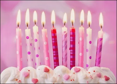 Tu fêtes l'anniversaire de ta copine. Soudain, un ami à elle te confie que ta copine lui plaît en disant : « Tu sais, la blonde en robe rouge, elle est sexy ! ». Comment réagis-tu ?