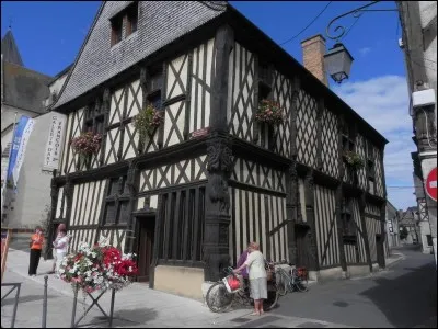 Quelle est cette belle petite ville, ancienne demeure ducale des Stuart, aux maisons &agrave; colombages ?