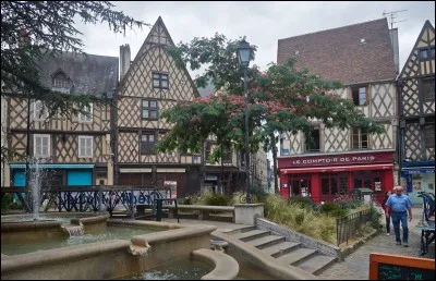 Le Bourges m&eacute;di&eacute;val est une agr&eacute;able surprise lors de la visite de la ville. Quelle est cette place, tr&egrave;s anim&eacute;e, aux maisons &agrave; pans de bois ?