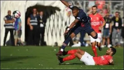 Il est surnommé 'Couille' par ses coéquipiers, il reçoit un carton rouge suite à une faute sur le champion du monde Kylian Mbappé lors du match Nîmes-PSG du 1er septembre 2018. Qui est-ce ?