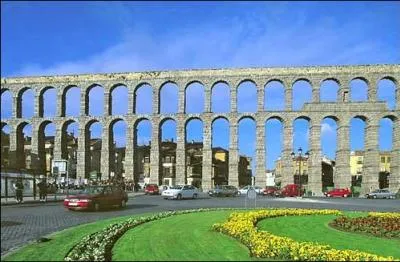 Cette construction est un aqueduc construit par les romains.