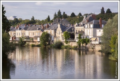Argenton-sur-Creuse, petite ville dont les maisons se reflètent dans la rivière, a été jusque vers l'an 2000 la cité...